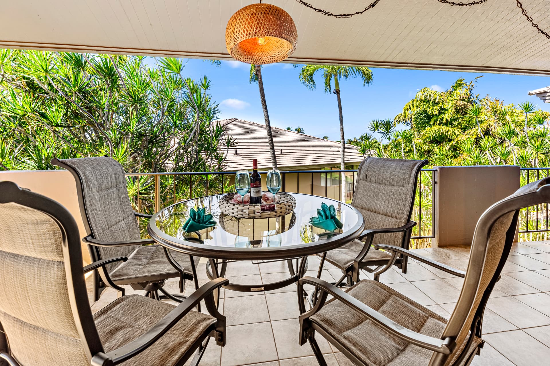 Outdoor dining on Suite F-201 private lanai